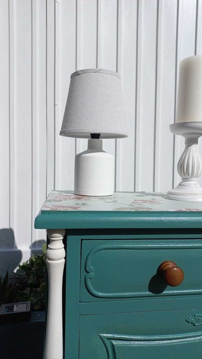 Mesa de cabeceira restaurada azul esverdeada com padrão floral
