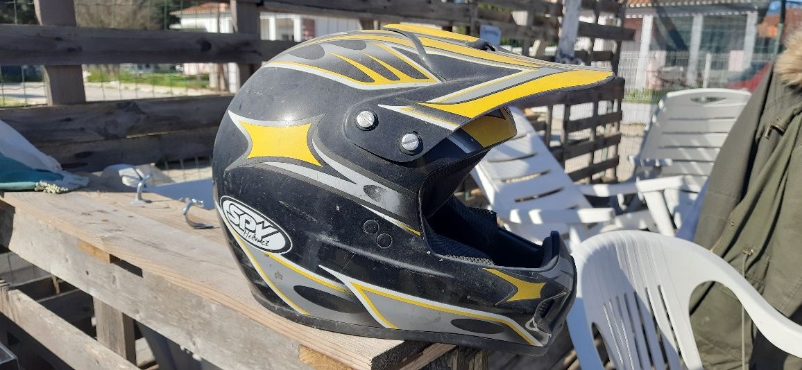Jantes com pneus e tanque de combustível e um capacete
