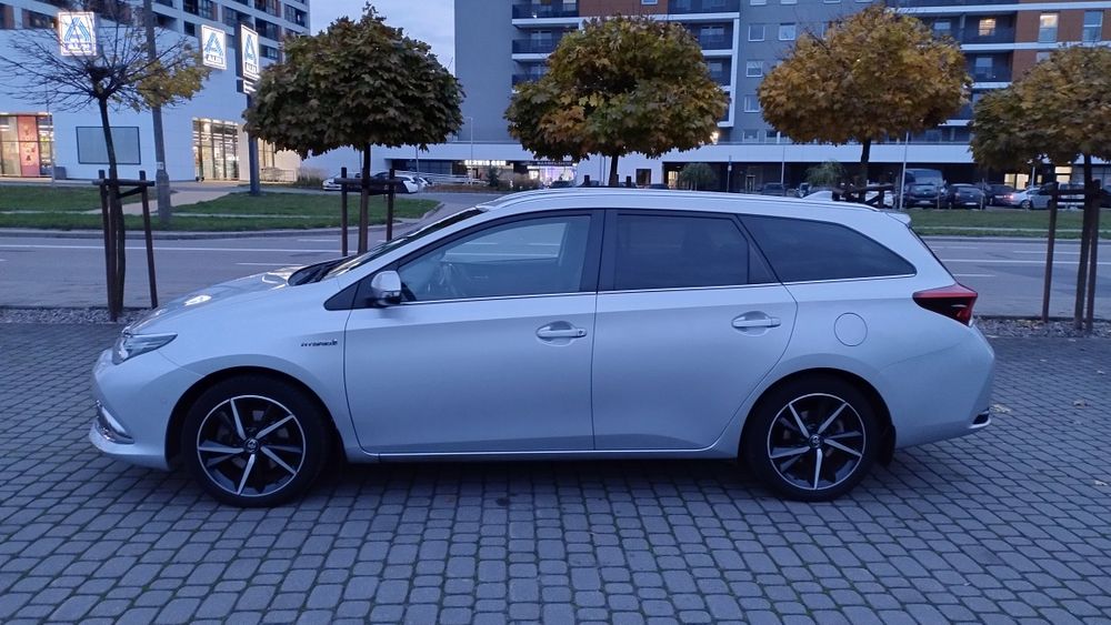 Toyota Auris 1,8 hybryda Salon PL