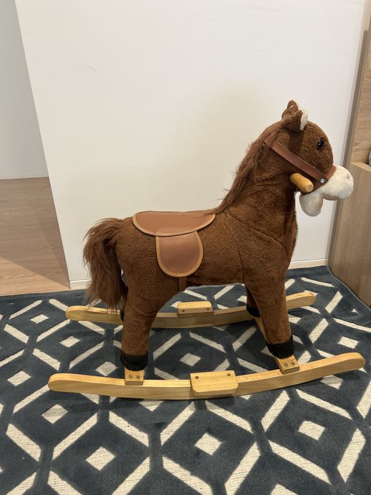 Cavalo balanço com musica