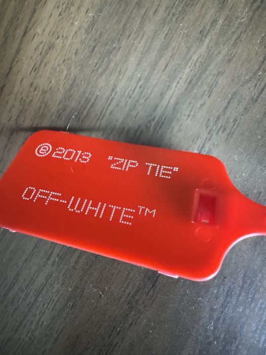 Off-white zip tie porta chaves