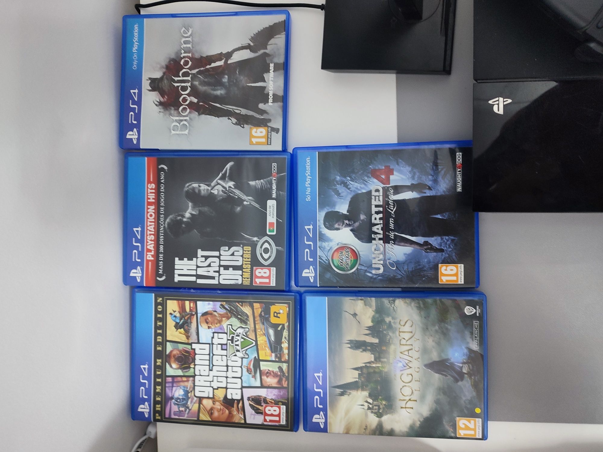 PS4 com extras (comandos,suportes,jogos)