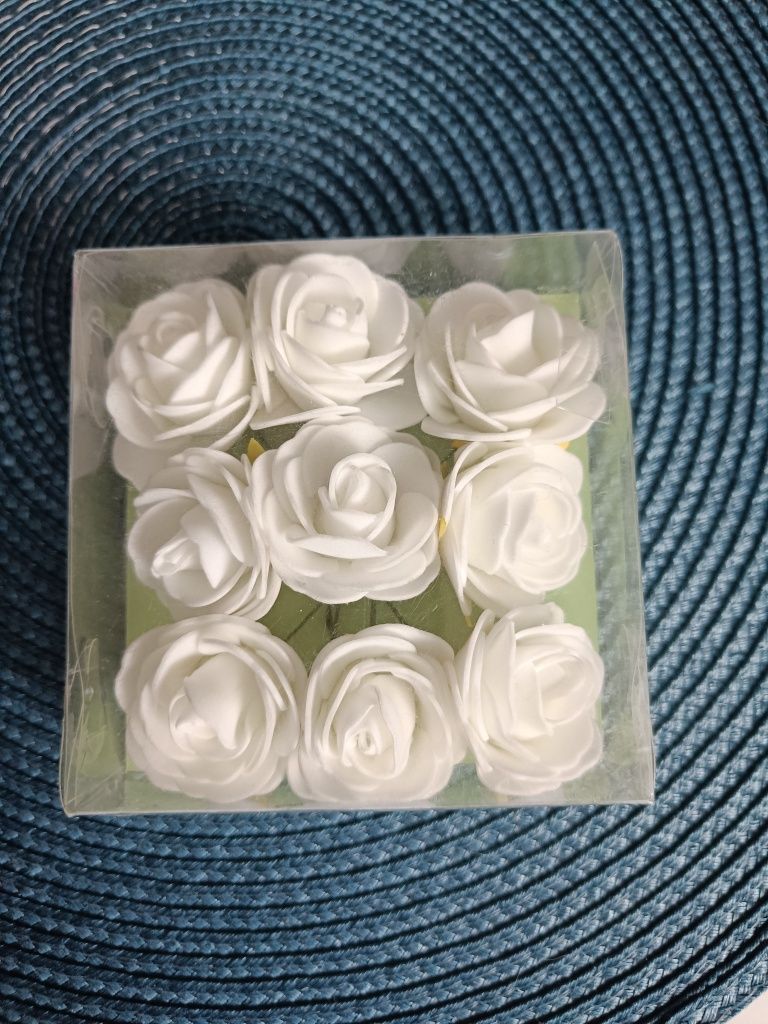 Róże piankowe białe