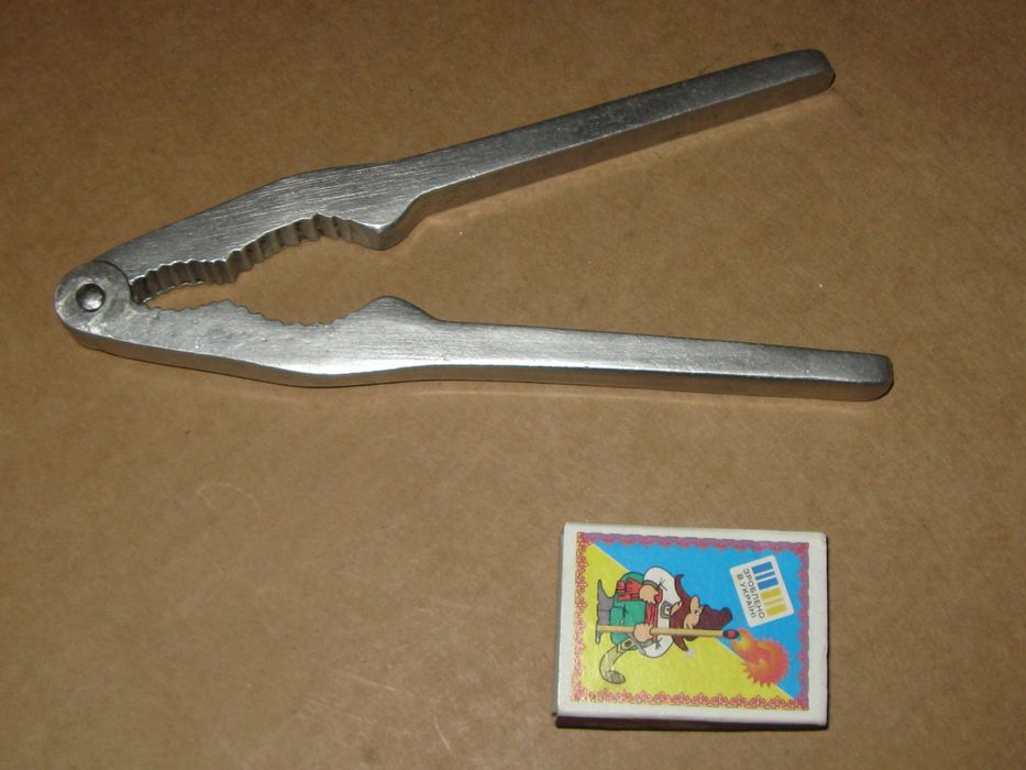 орехокол, щипцы для колки орехов