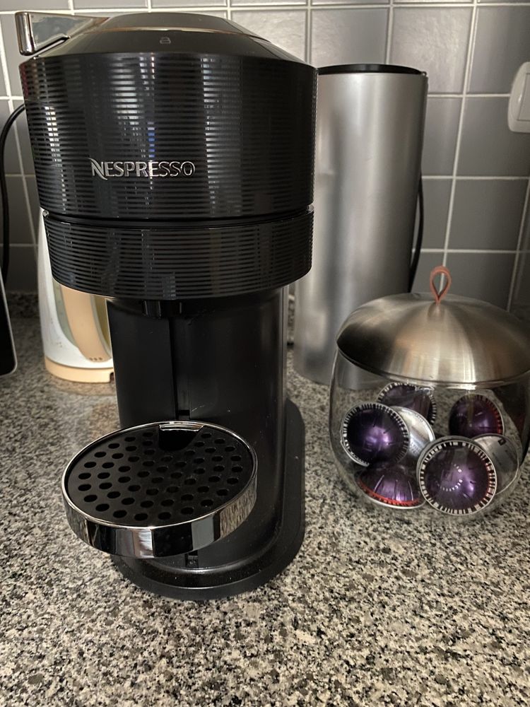 Máquina de café NESPRESSO