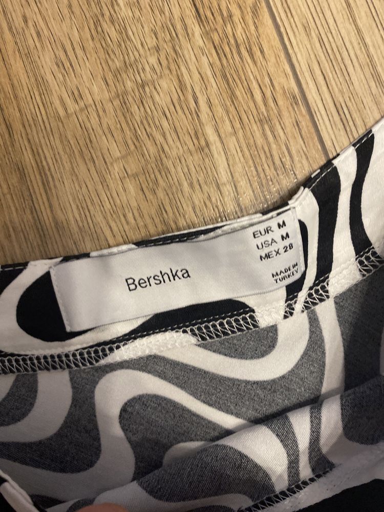 spódnica we wzory bershka czarna biała satynowa mini rozkloszowana