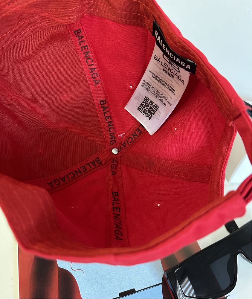 Stylowa czapka z daszkiem w stylu Balenciaga