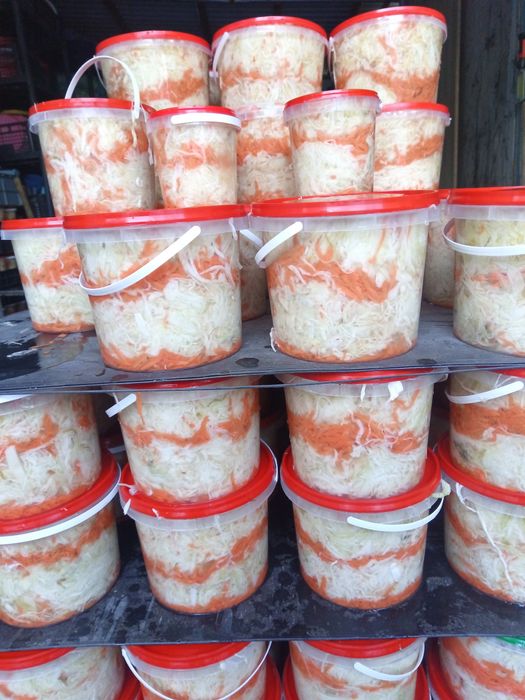 Kapusta kiszona bez konserwantów oraz ogórki kiszone