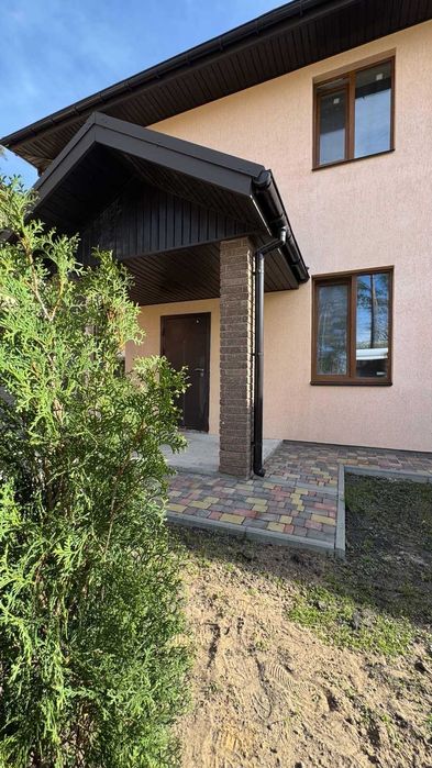 Великий будинок з терасою, ділянкою. єОселя, постанова, сертифікат