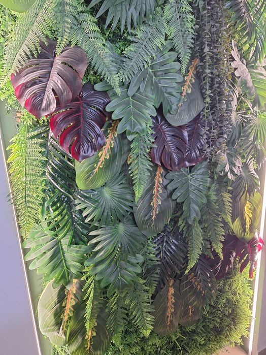 Dekoracja ścienna: sztuczna trawa i liście ręcznie układane