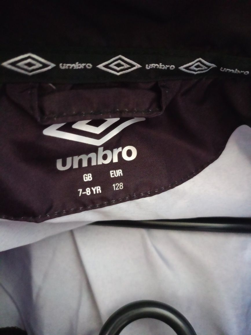 Kurtka wiatrówka Umbro z siateczką na plecach. Rozmiar 128