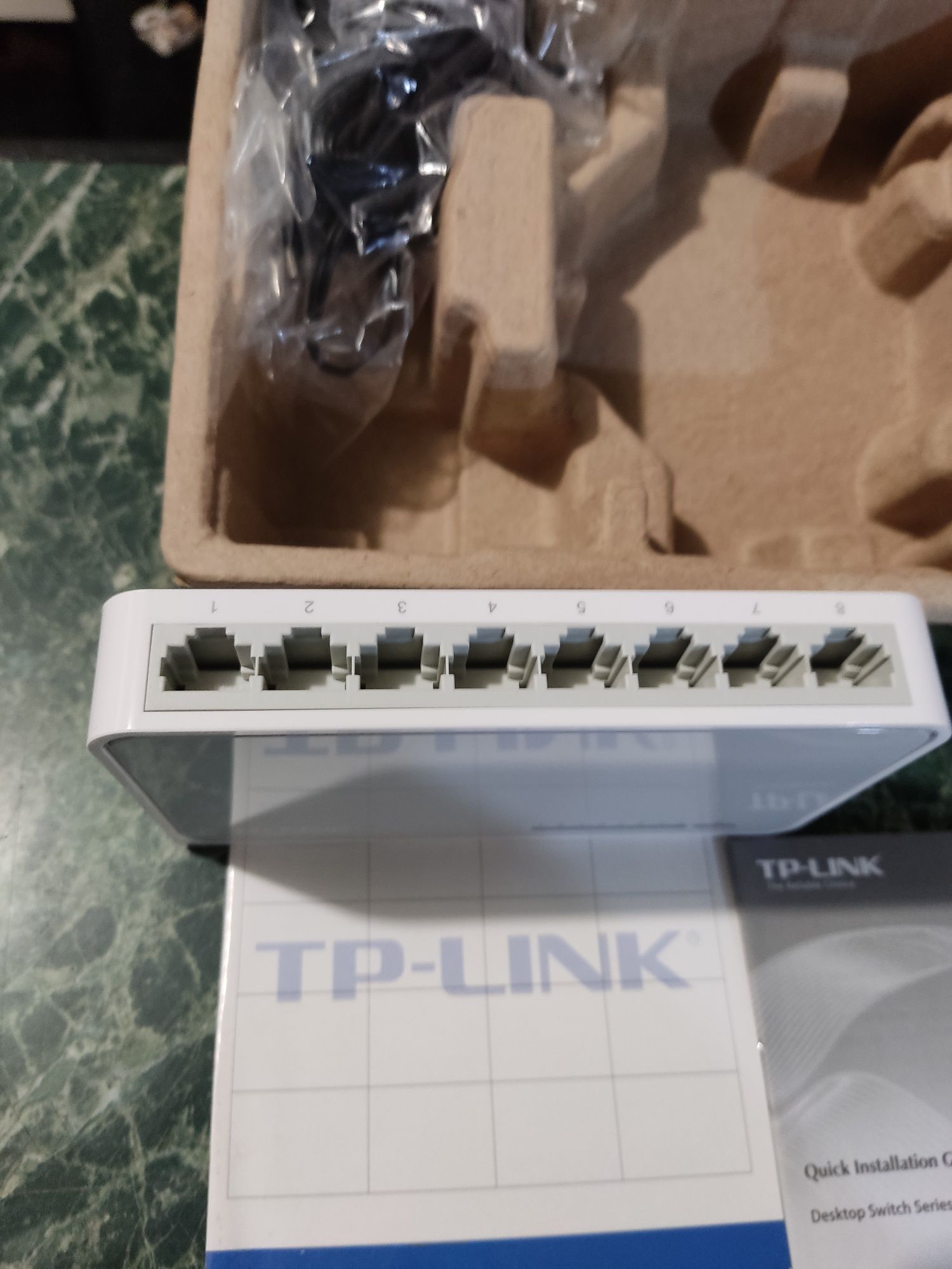 Настольный коммутатор TP-Link TL-SF1008D
