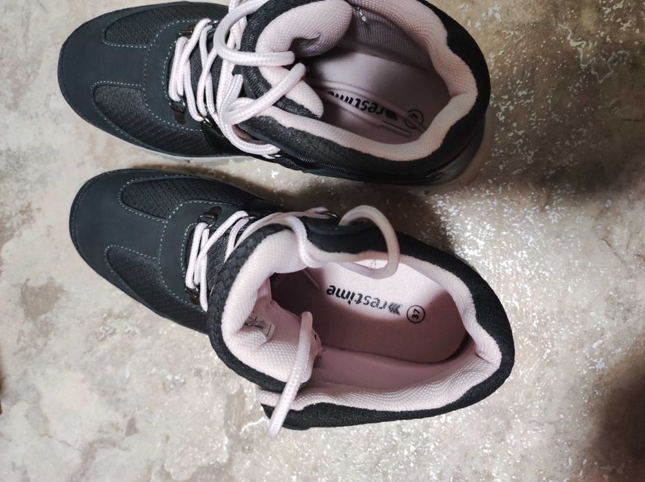 Демисезонные фирменные ботинки кроссовки Restime 37р