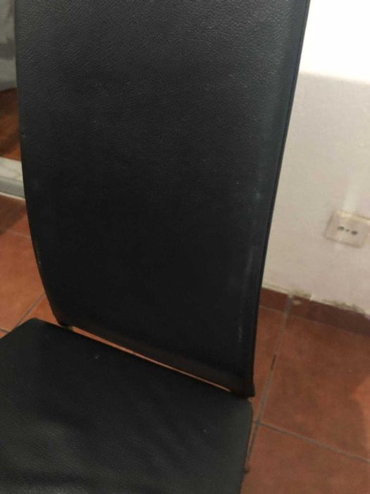 Mesa tampo de vidro preto e pernas em metal + 4 cadeiras - 50 euros