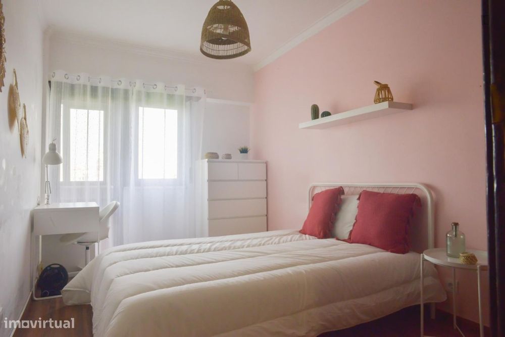 564443 - Quarto com cama de casal em...
