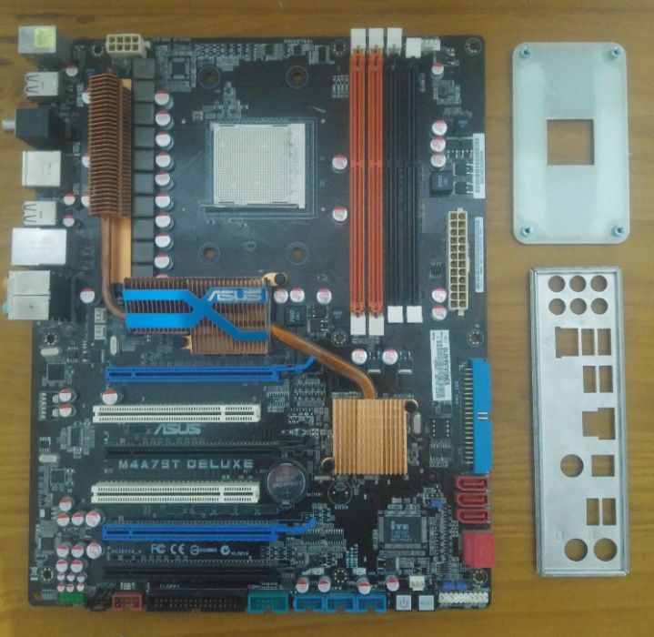 Board - Asus M4A79T Deluxe