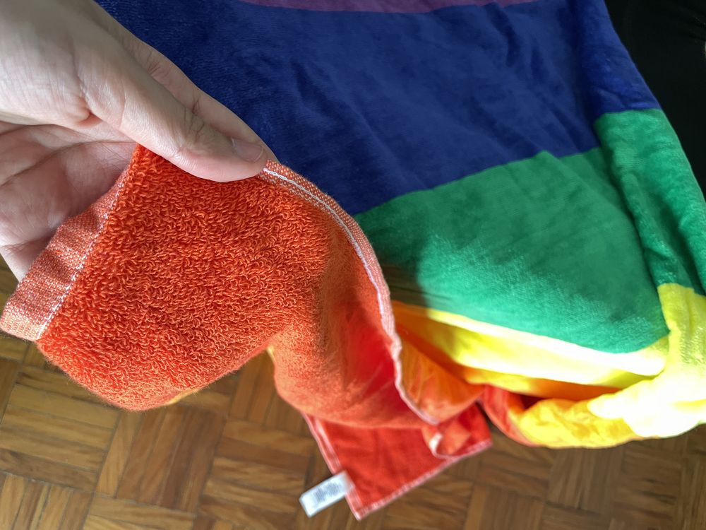 toalha de praia arco-íris Primark