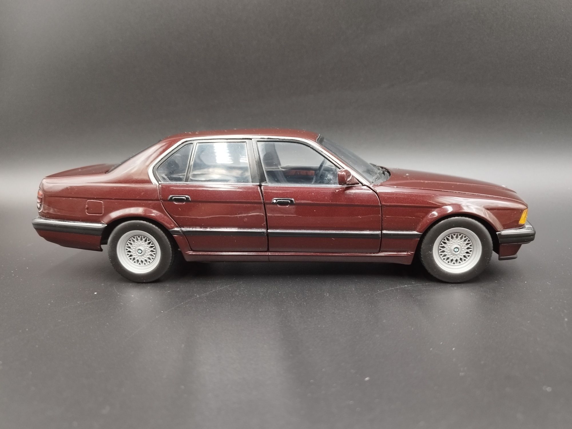 1:18 Minichamps 1987 BMW 730i model  używany