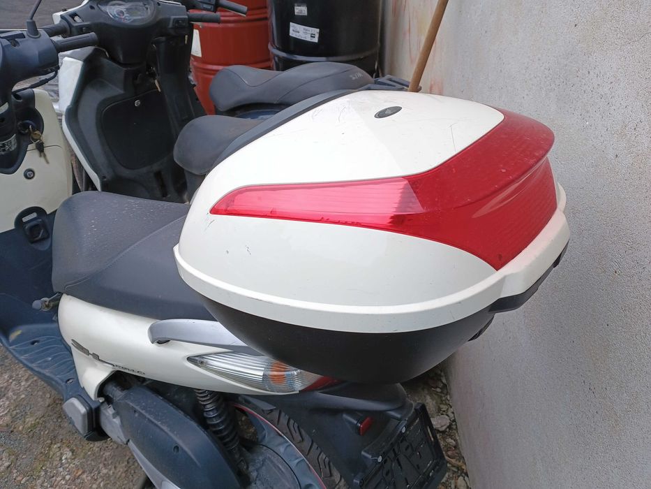 Kufer centralny oparcie Honda SH125 biały