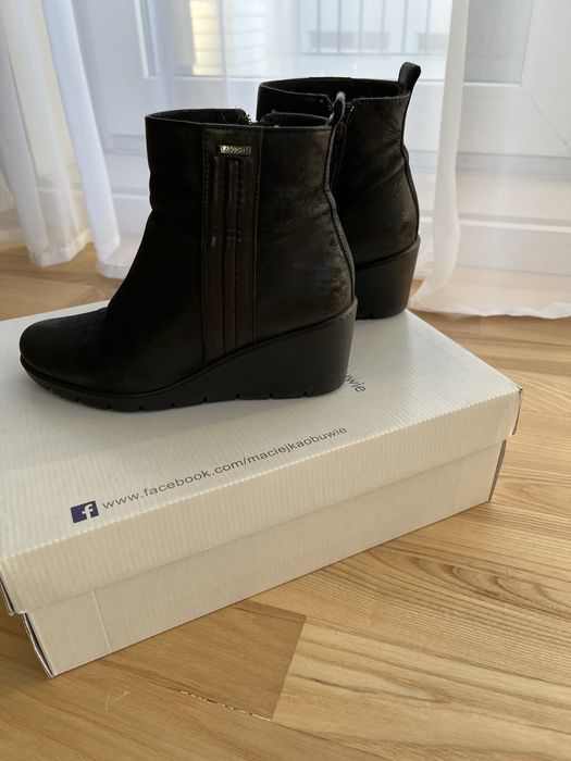 Botki w kolorze czarnym na koturnie