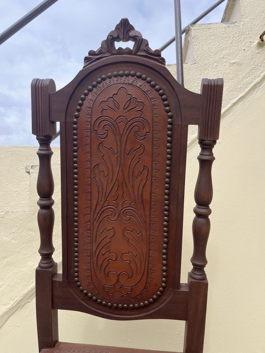 Cadeiras madeira maciça torneadas, com assento e costas em pele, em mu