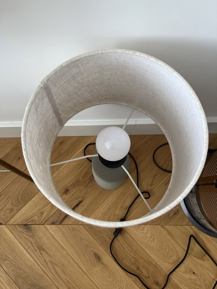 Lampa stołowa z betonowa podstawą