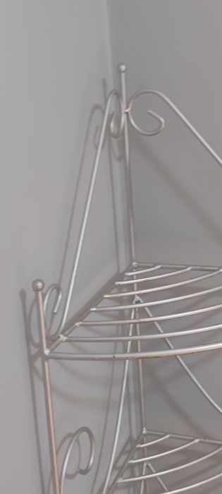 Narożny metalowy kwietnik