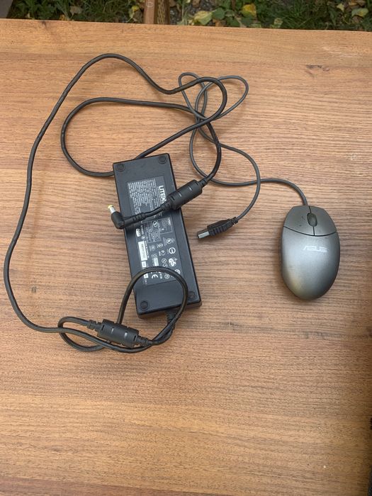 Ноутбук на запчастини+ батарея та мишка