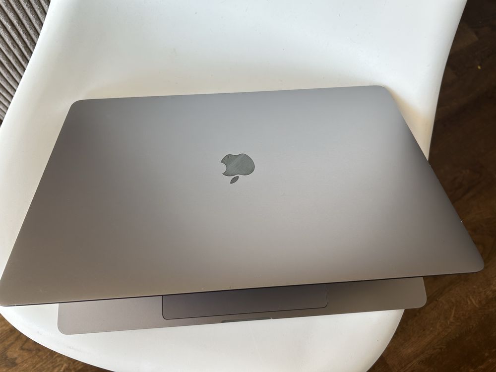 Apple MacBook Pro 16" A2141 i9 1TB SSD 5500M 8GB IDEALNY