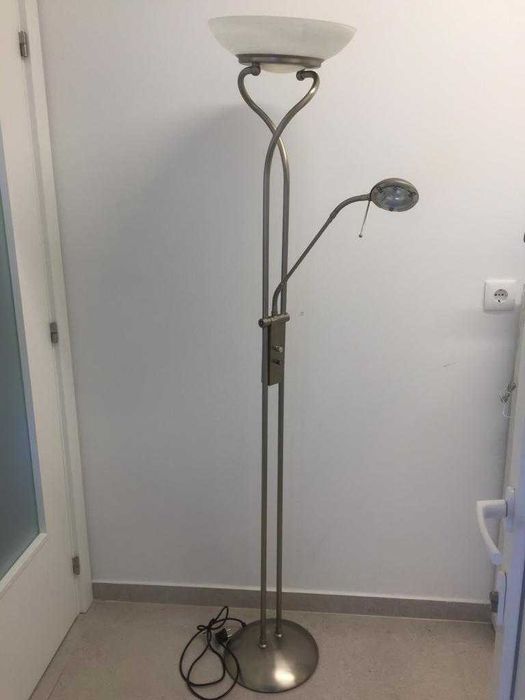 Candeeiro de pé. Bem estimado.