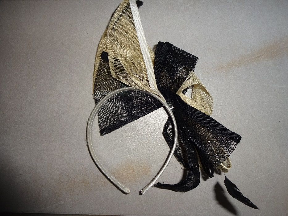 oryginalny elegancki fascynator na opasce toczek stroik kokarda piórka