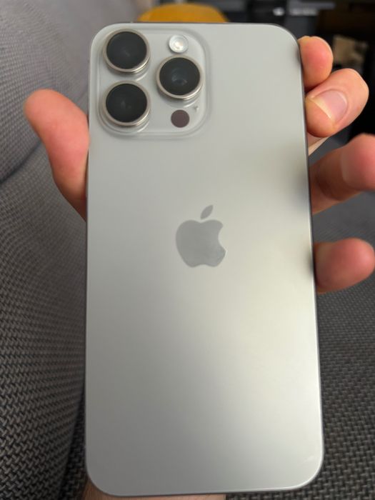 iPhone 15 pro Max como novo