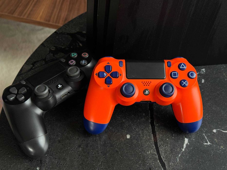 PlayStation 4 Pro + 2 pady + stacja ładująca