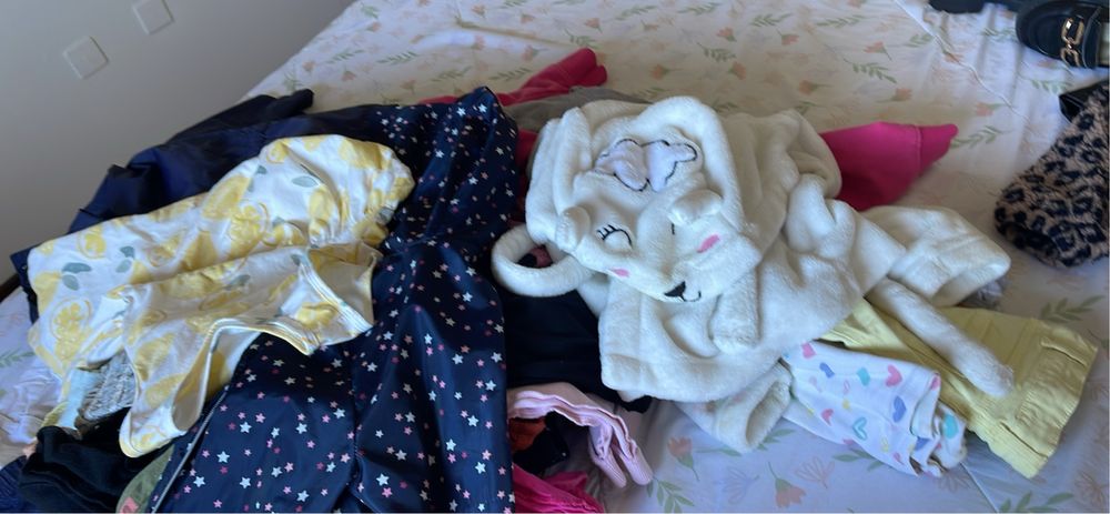 Lote de roupa de menina com mais de 50 pecas