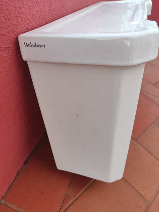 Sanita completa e bidé da marca Valadares.