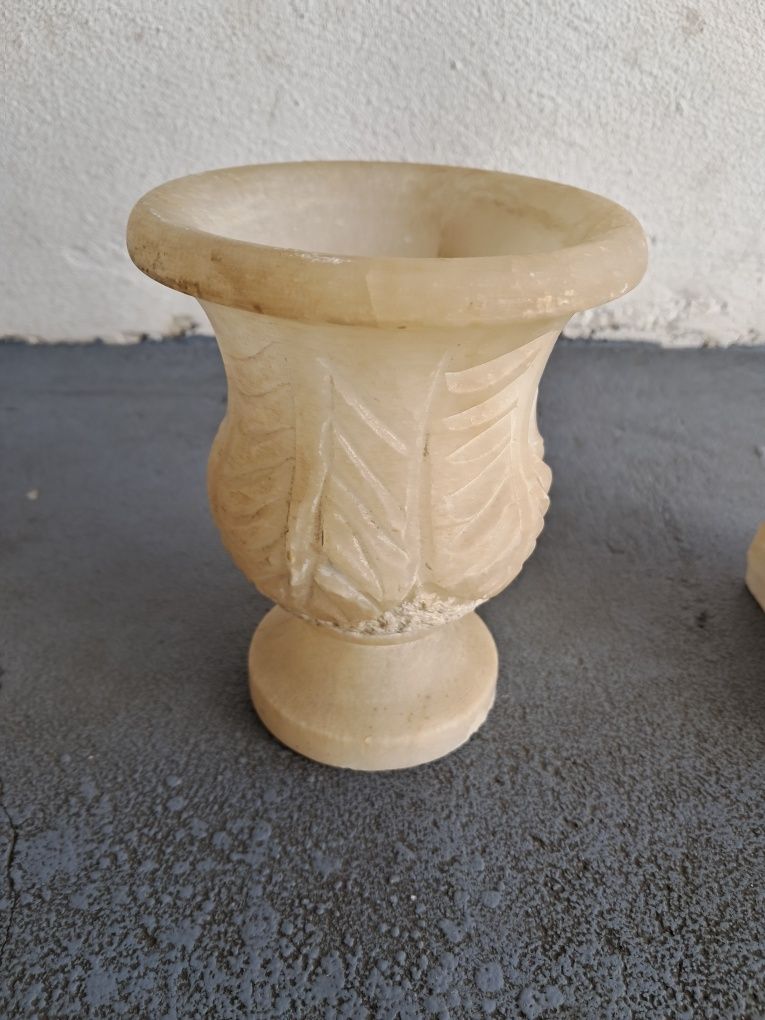 Jarra, pote e figura em mármore