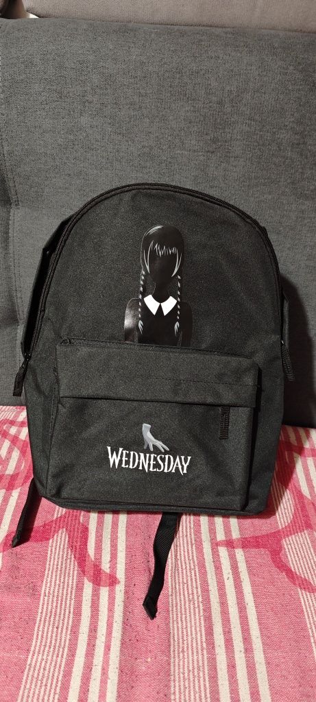 Mochila wednesday / vandinha nova com etiquetas