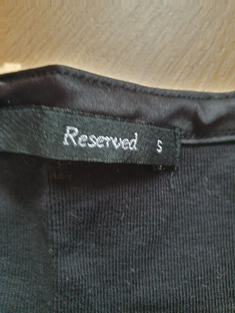 Czarna bluzka t-shirt w V, w serek Reserved S 36