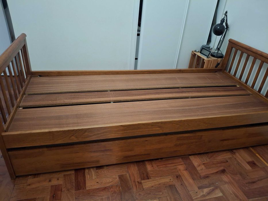 Cama de solteiro em madeira com gaveta em baixo