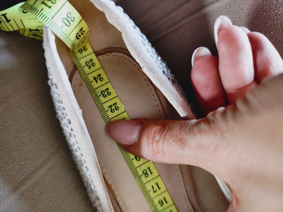 Buty na obcasie z kryształkami firmy next