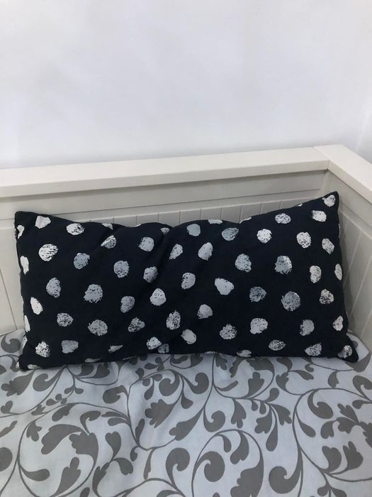 Almofada preta às bolas brancas