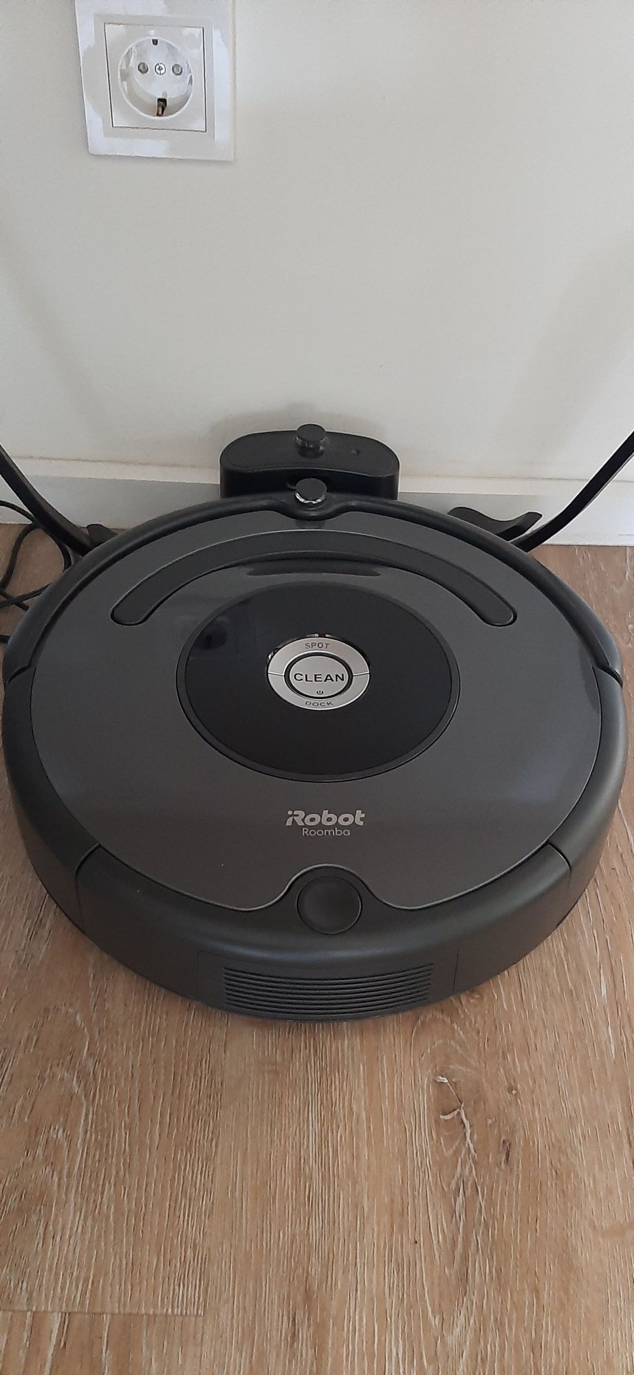 Aspirador Robô IROBOT Roomba 616, côr preto e cinzento.