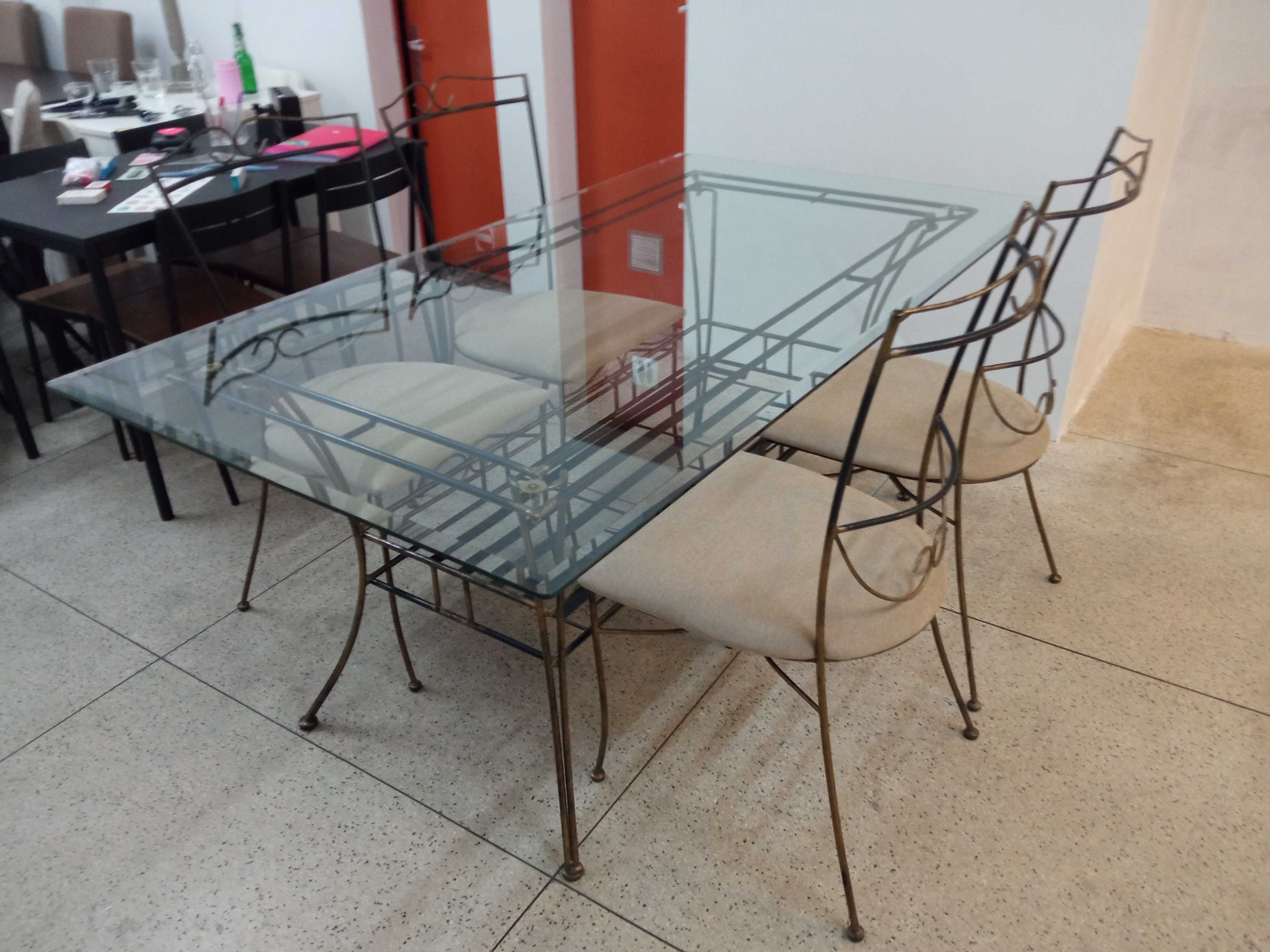 Mesa de jantar + 4 cadeiras