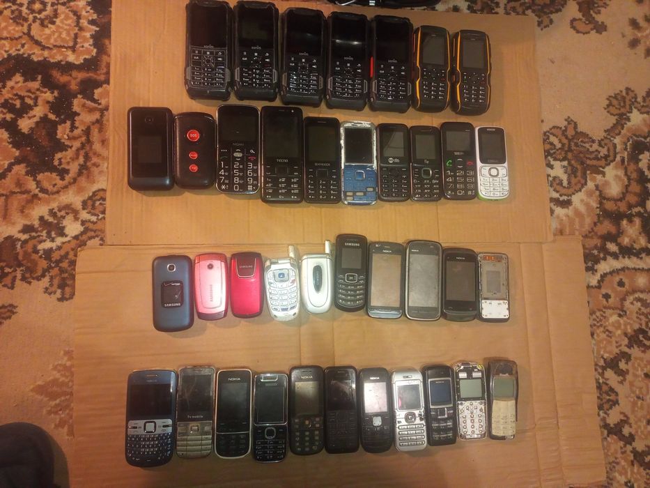 Лот клавішних телефонів Samsung, Nokia, Sonim