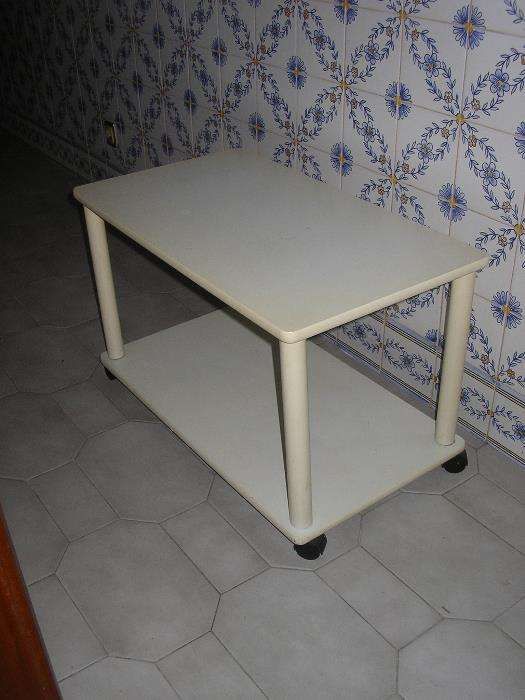 Mesa Branca, de apoio, com rodízios