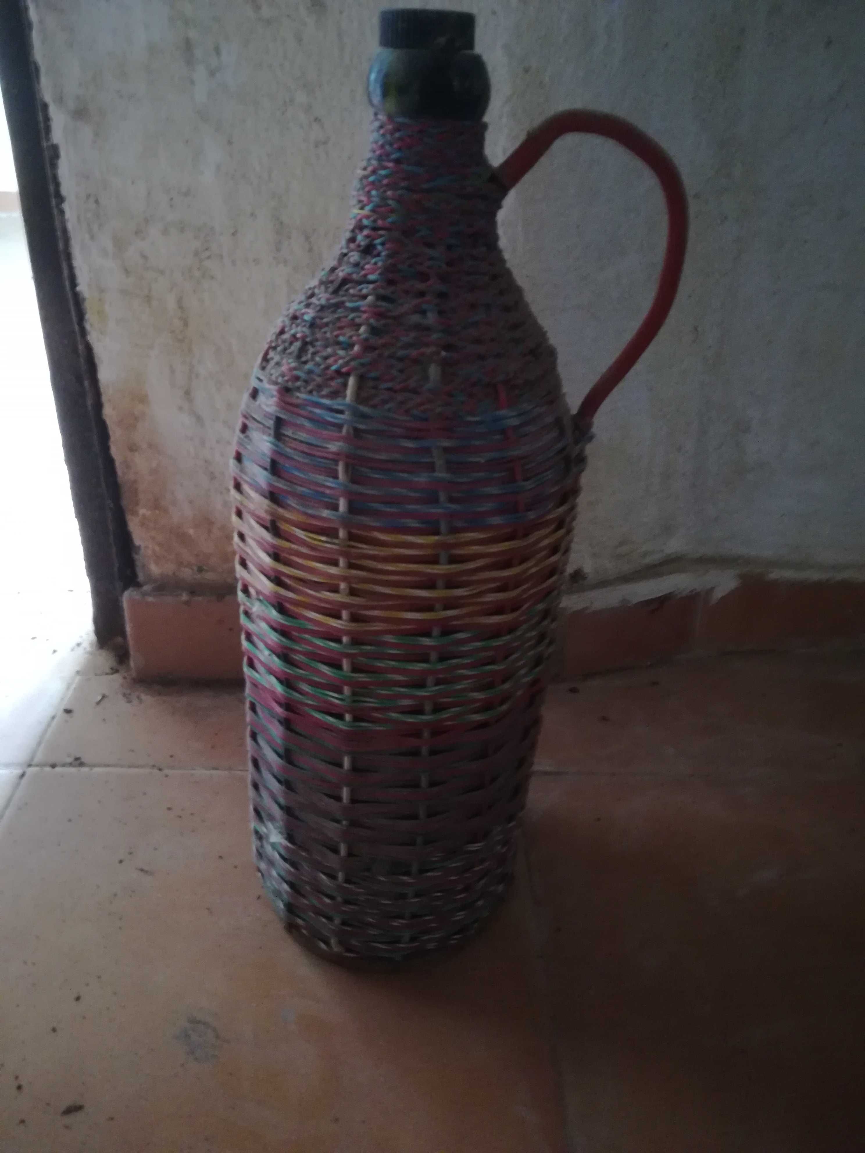Garrafa Antiga em vidro revestida