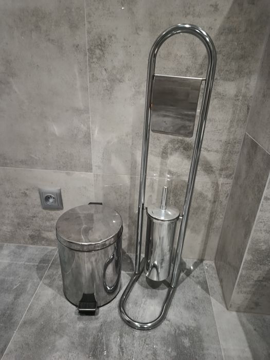 Zestaw łazienkowy srebrny stojak na papier i szczotkę oraz kosz 5L