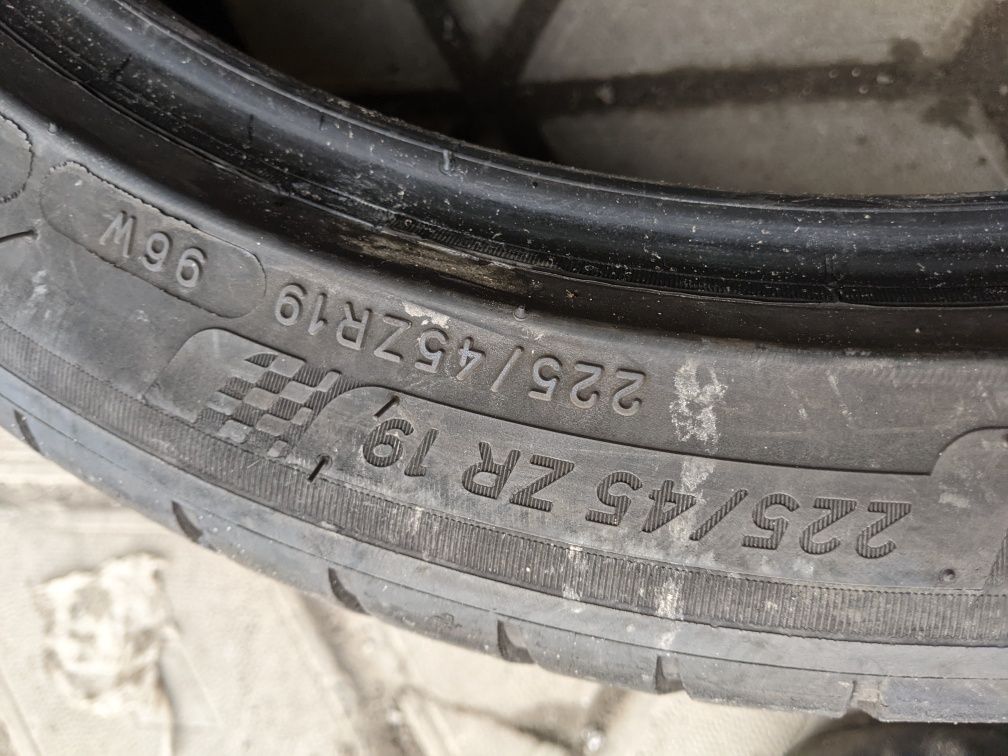 225/45R19 Michelin