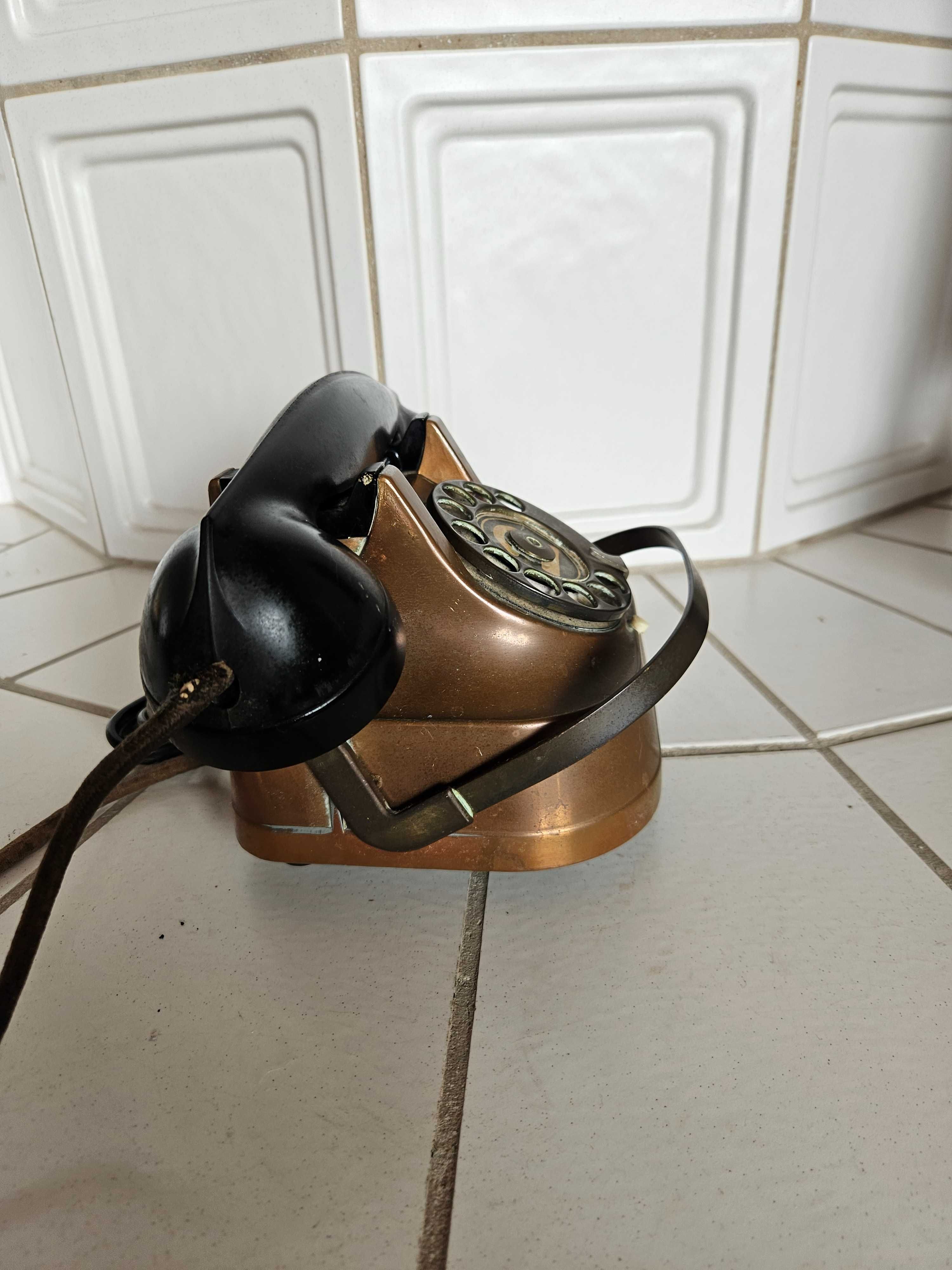 Stary telefon tarczowy z miedzianą obudową z 1956 r