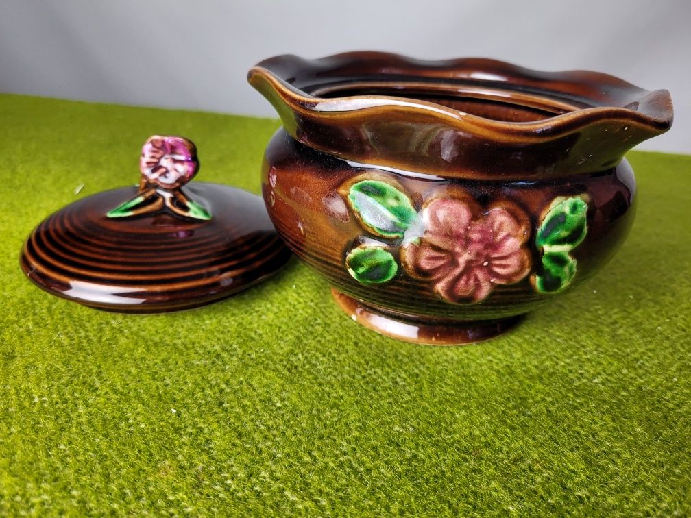 Ceramiczny pojemnik z przykrywką